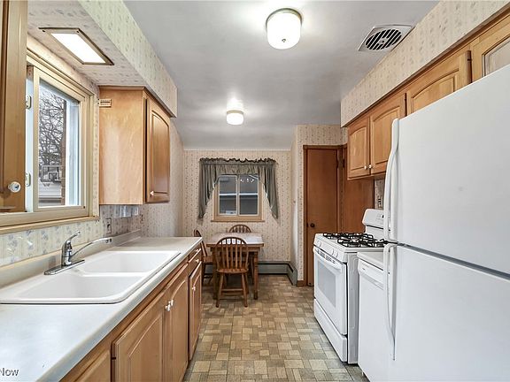 3rd image of 589 Woodlane Dr