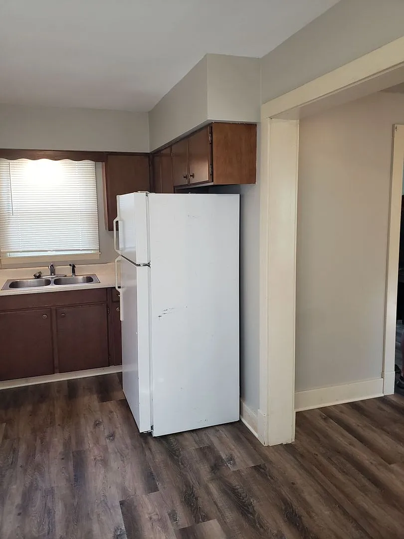 Large 2 Bedroom 1 Bathroom - Upper level of 3-Plex — Photo 4