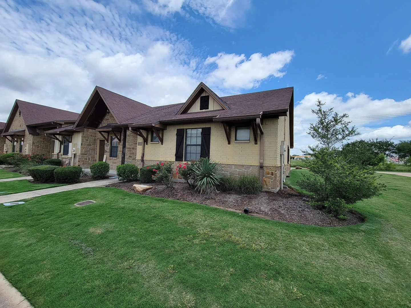 College Station - 3 bedrooms / 3 Baths Townhome in the Barracks! — Photo 3