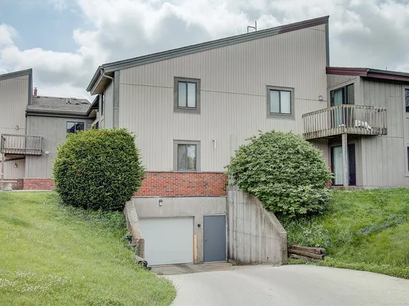 1061 Regent Rd, Oconomowoc, WI 53066