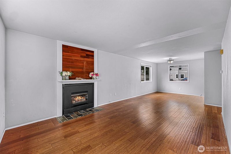 5th image of 2429 Queen Street