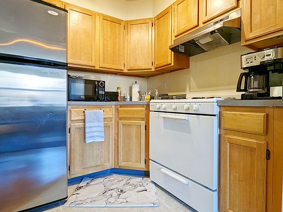 3rd image of 158 Jefferson Ave #2B