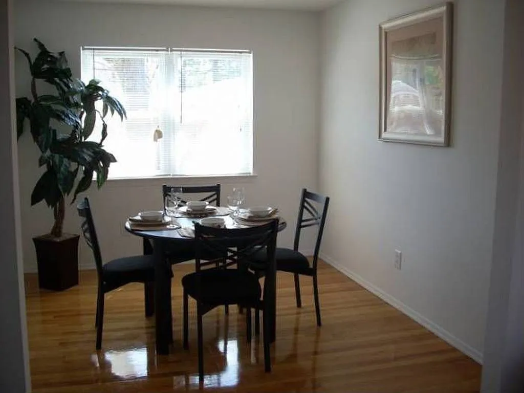 Carlton Club Apartments — Photo 4