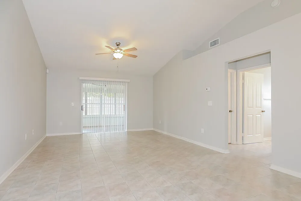 3 bed, 2.0 bath, 1690 sqft, $2,660 — Photo 2