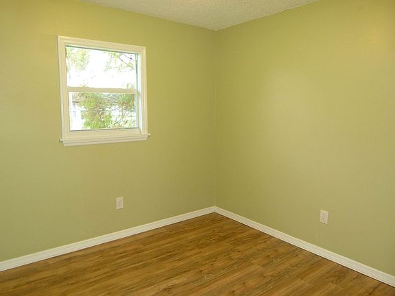 4th image of 1041 Pine Way
