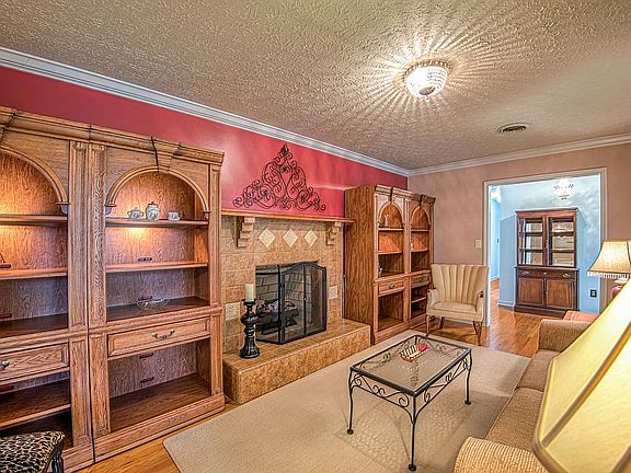 5th image of 220 Heritage Dr