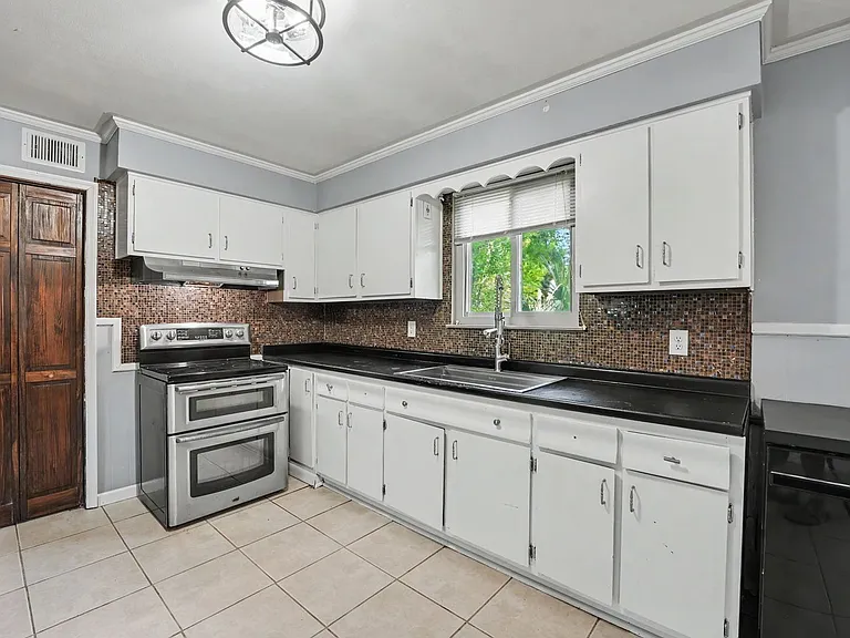 18 Silverstone Cir — Photo 13
