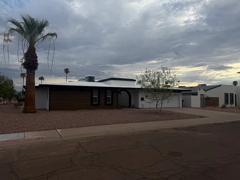 534 W La Jolla Dr — Photo 2