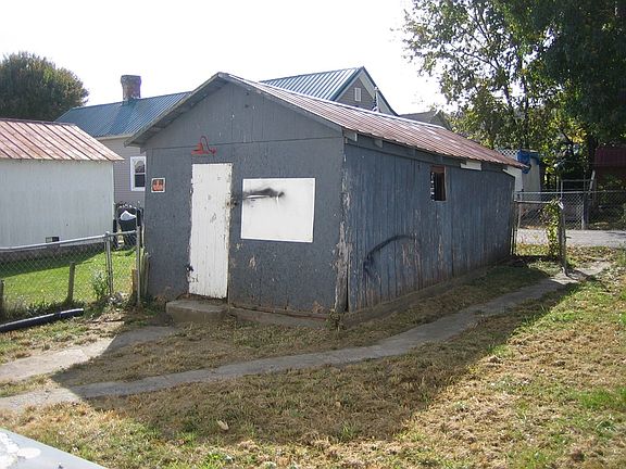 4th image of 834 E 2nd St