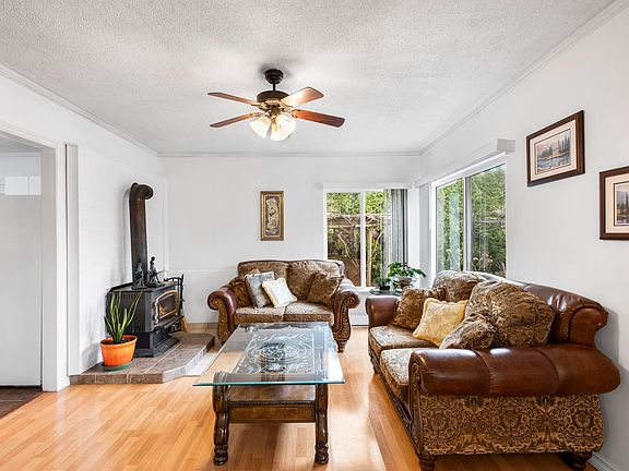 3rd image of 7566 Dunsmuir St