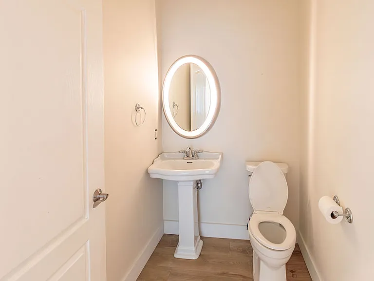 13431 Canyon Rd — Photo 10