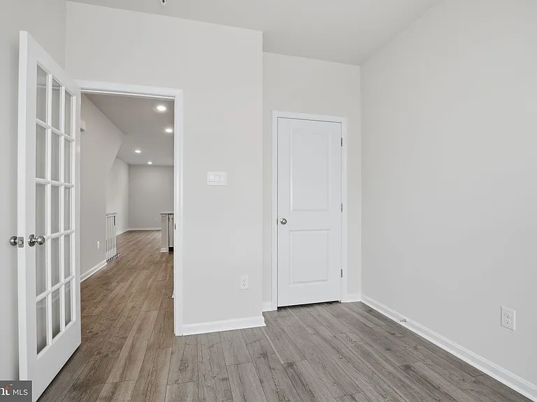818 Bond St — Photo 12