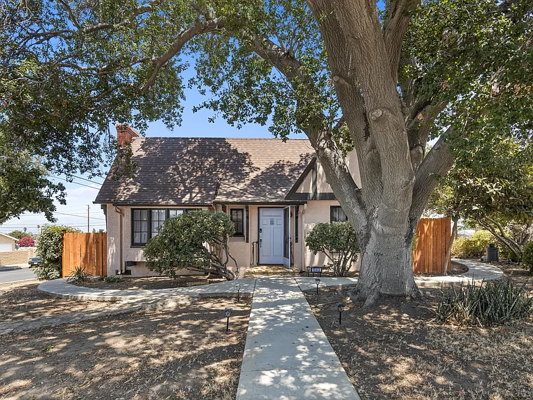 15803 Victoria Ave — Photo 1