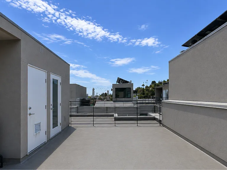 2172 Clifford St — Photo 18