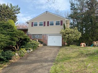 2 Downs Cir, Wynnewood, PA 19096