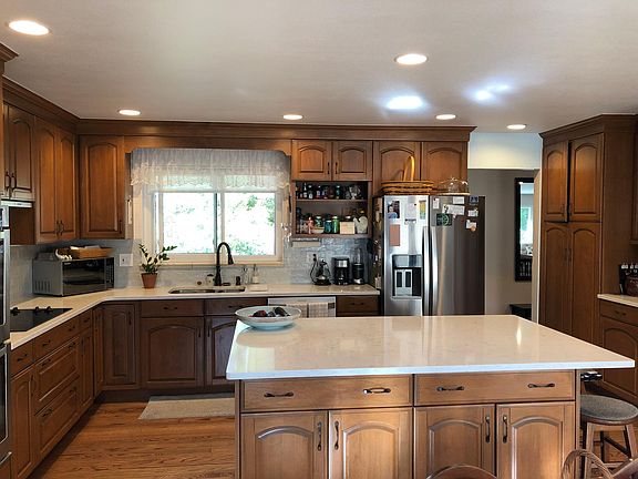 Great Family Kitchen. New Quartx counters, New Appliances-Double Ovens.Refrigerator.Dishwasher. Lots of storage, Big Island. Plus large eating space in the kitchen!