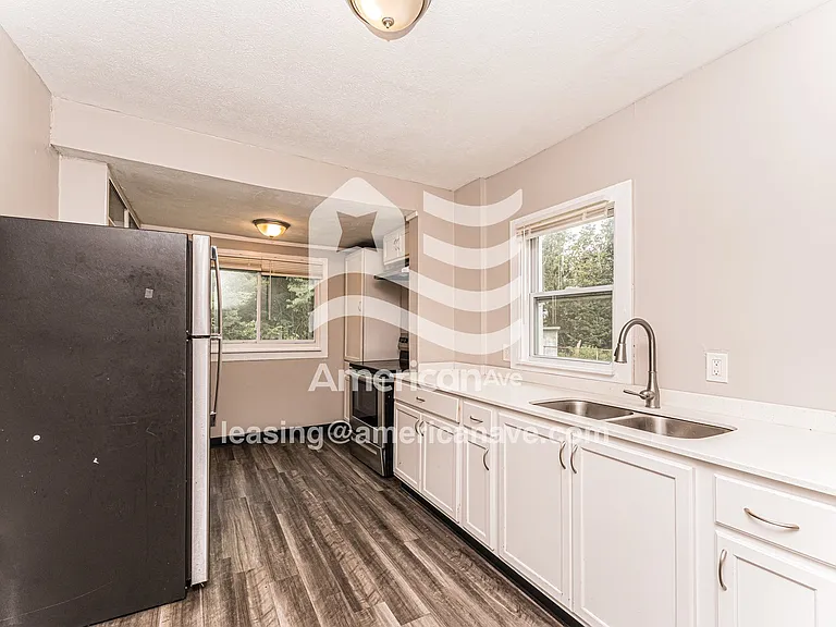 1383805_005_kitchen_5.jpg