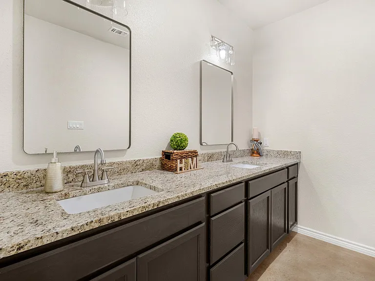 410 W Avenue C — Photo 16