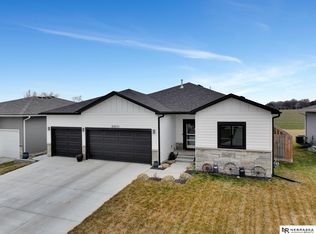 6651 Verano Dr, Lincoln, NE 68516