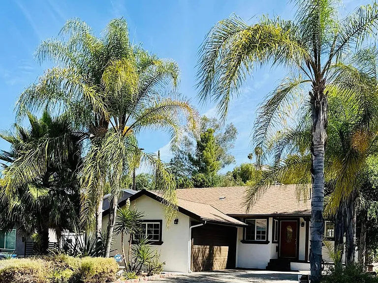22206 Del Valle St — Photo 2