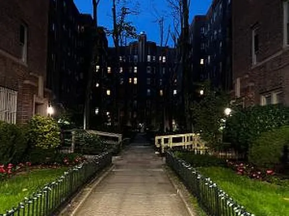 48-24 43rd St #4F, Queens, NY 11377