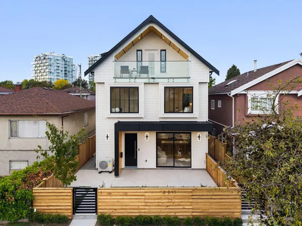 2211 Mannering Ave #2, Vancouver, BC V5N 3C5