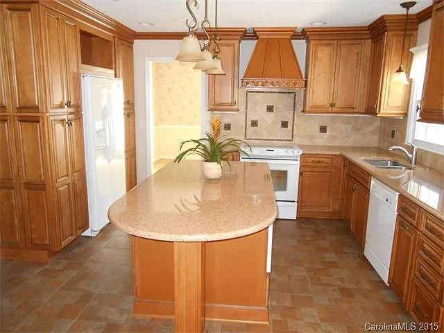 4 bed, 2.5 bath, 2507 sqft, $2,950 — Photo 3
