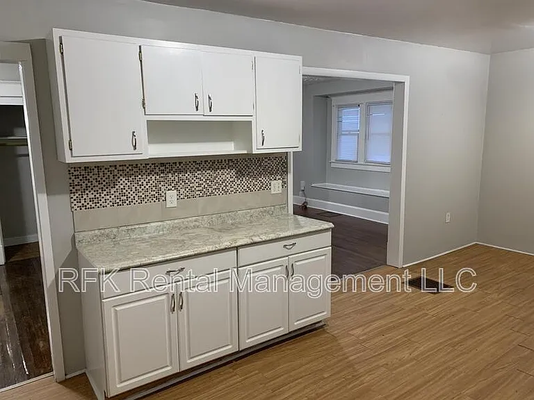 802 N Gray St — Photo 4