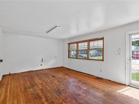 5th image of 211 Mona Dr