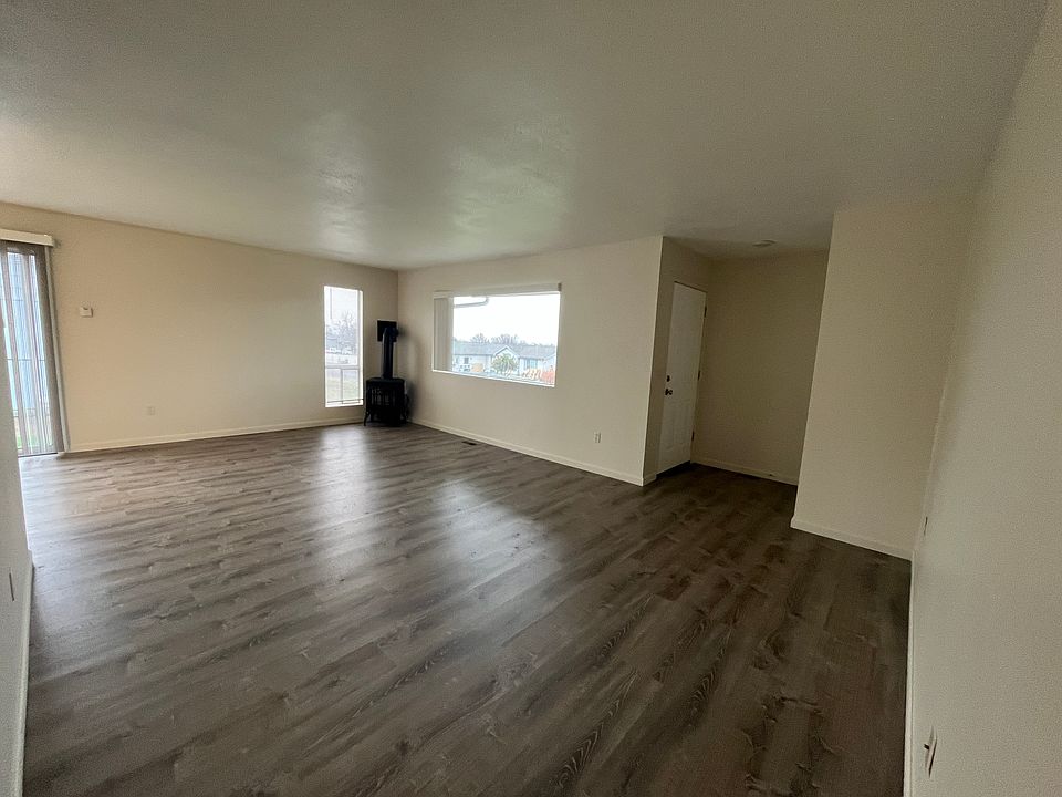 Entryway/Living Room