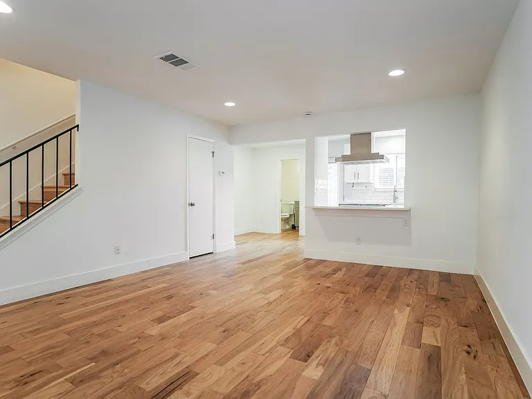 810 Banister Ln #806 — Photo 4