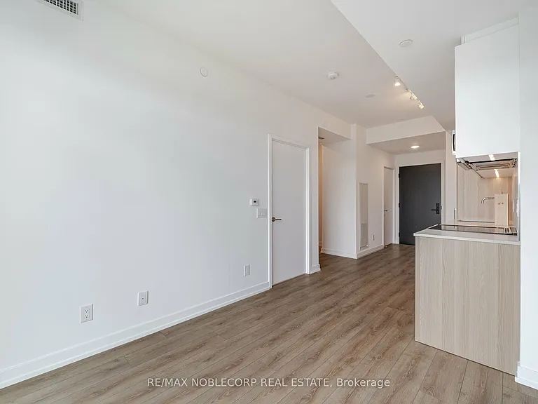 500 Dupont St #409 — Photo 14