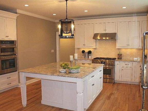 Center stage island sieats five to six