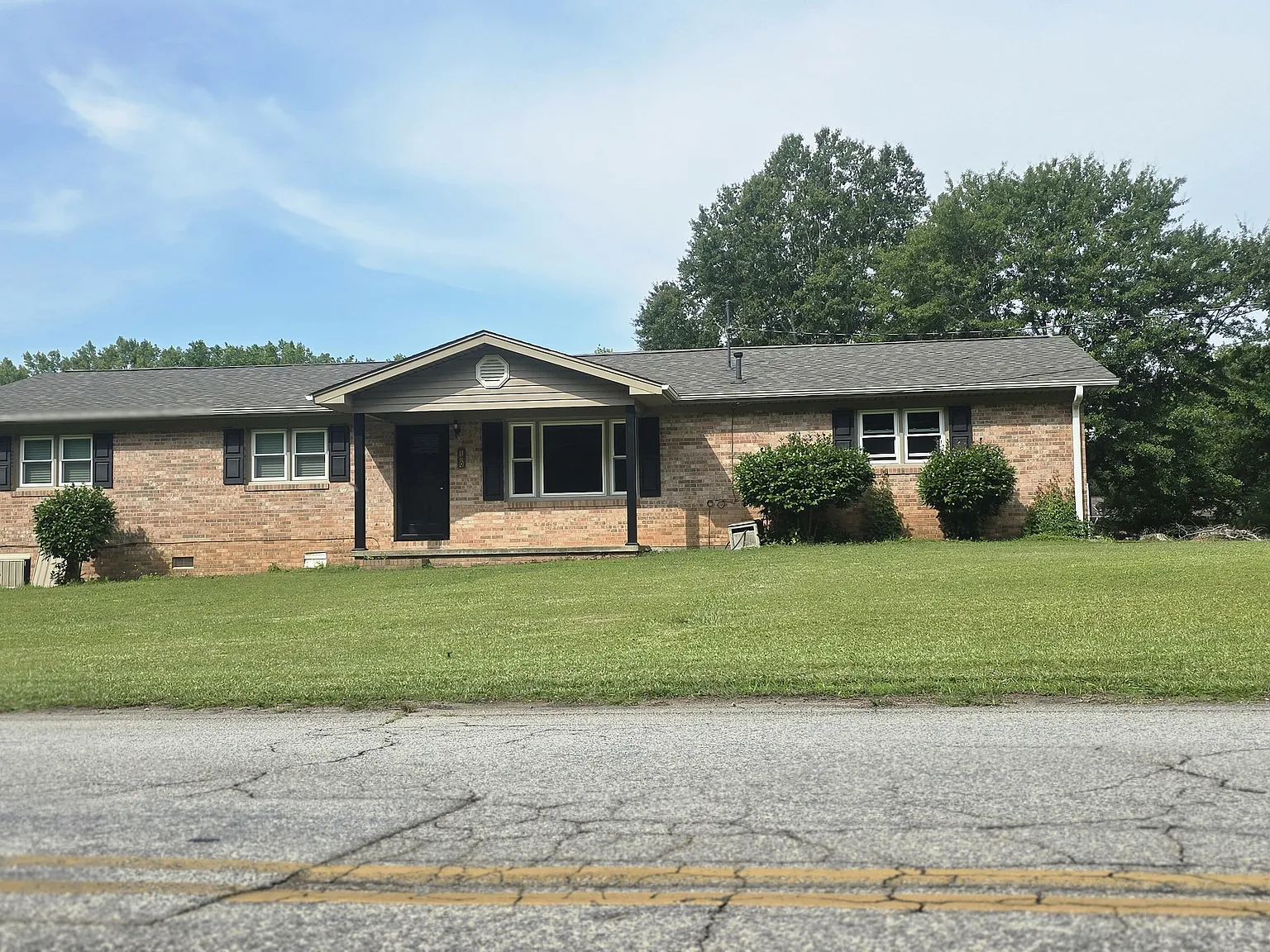 3 bed, 1.5 bath, 1269 sqft, $1,850 — Photo 2