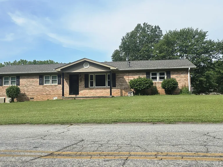 110 Meadowbrook Dr — Photo 2