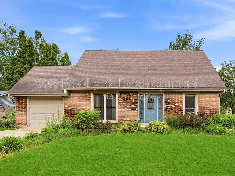 938 Canterbury Dr — Photo 1