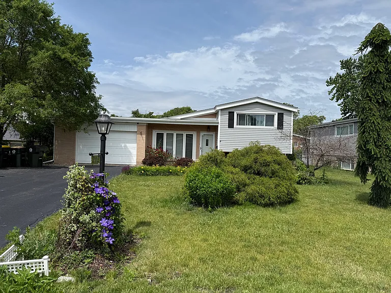 212 Valerie Ct — Photo 1