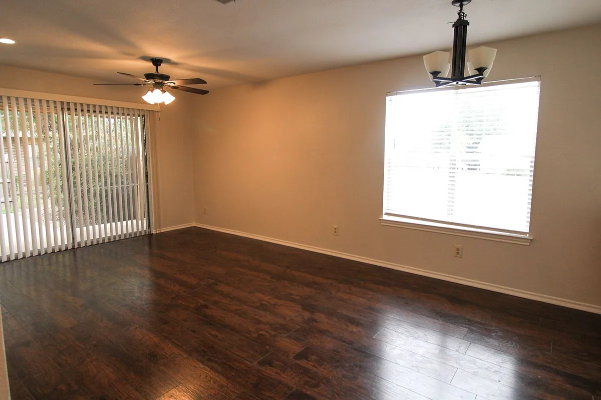 Building Photo - 945 Schertz Pkwy #4