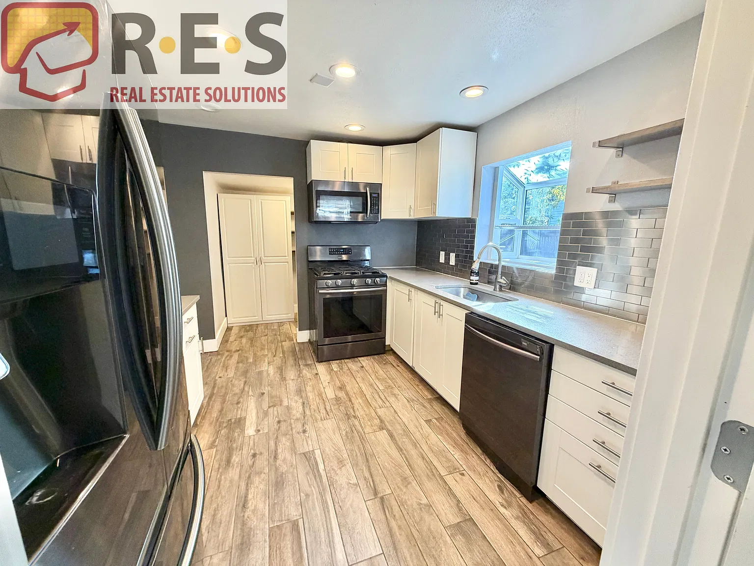 2 bed, 849 sqft, $2,370 — Photo 4