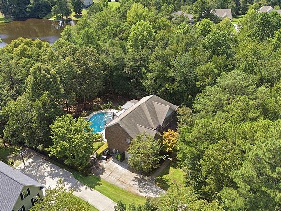 3rd image of 718 Sparrow Hawk Ct