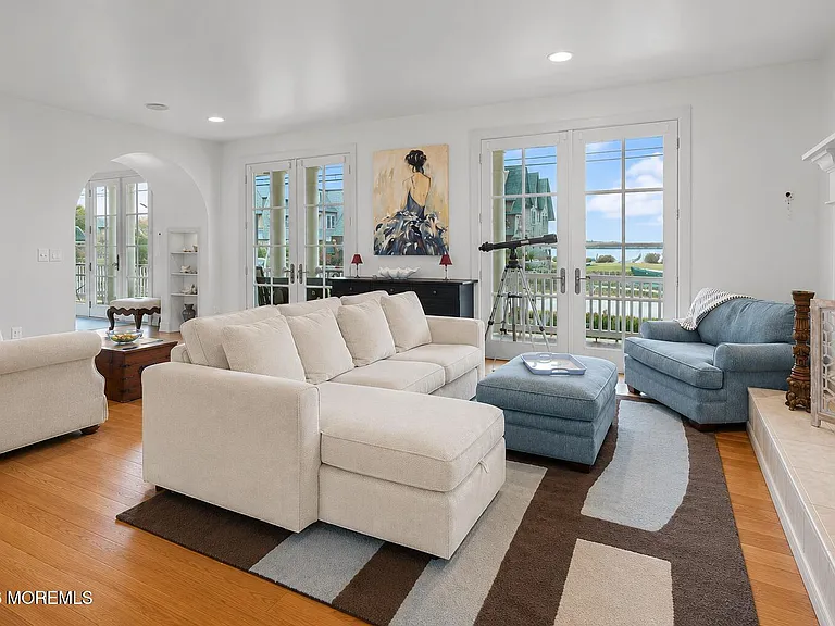1043 Barnegat Ln — Photo 4