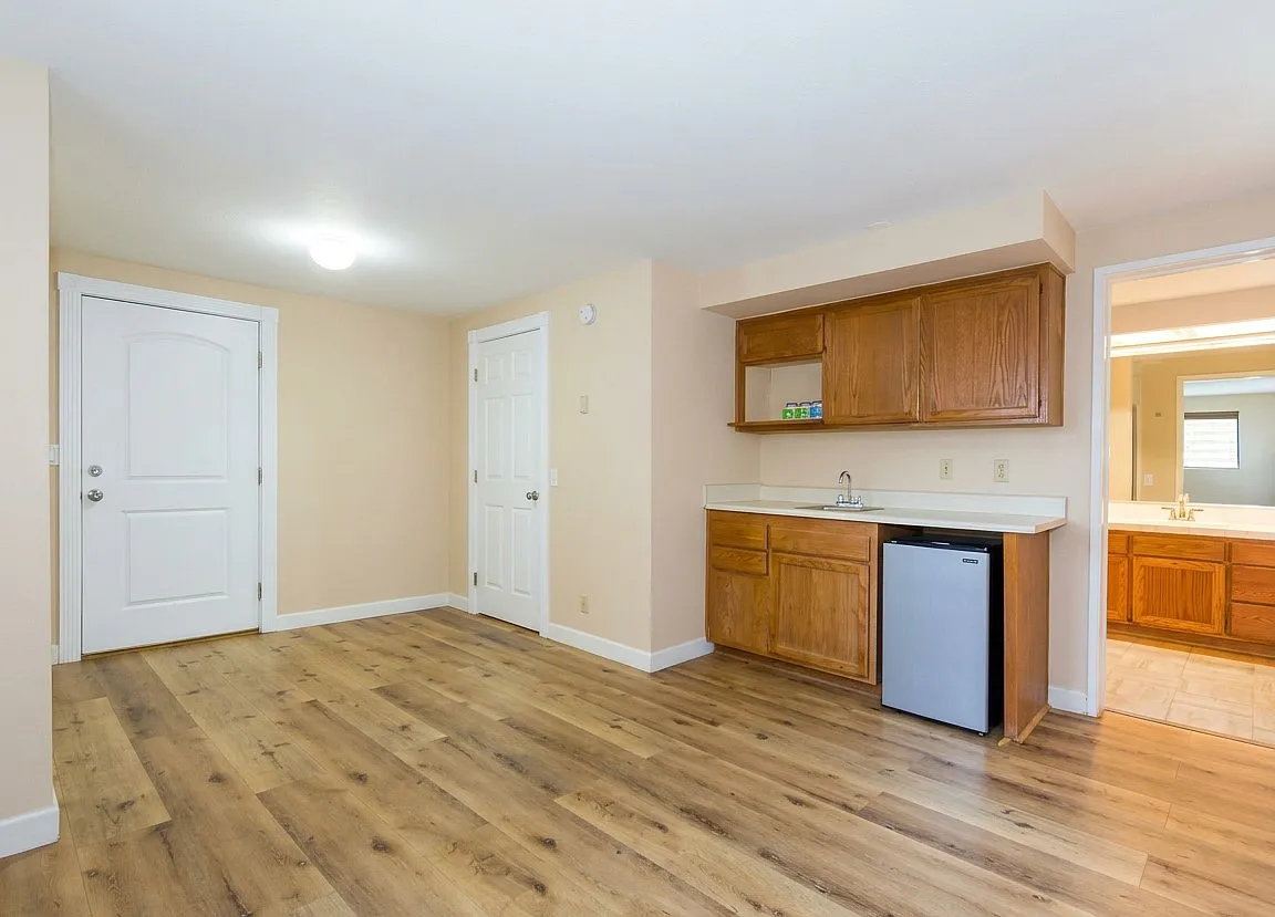 Studio, 400 sqft, $1,600 — Photo 4