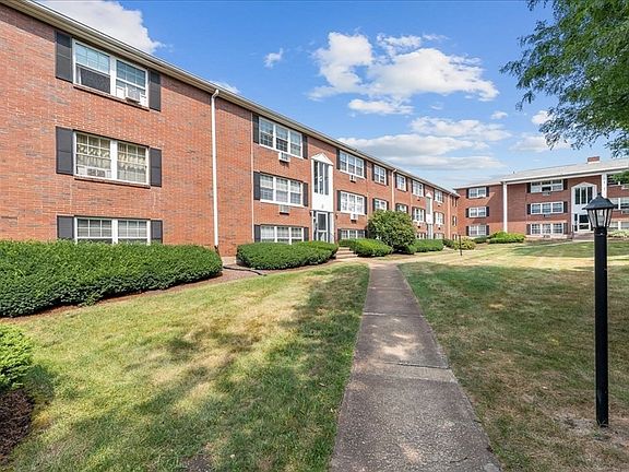 3rd image of 8 Tara Dr Unit 1