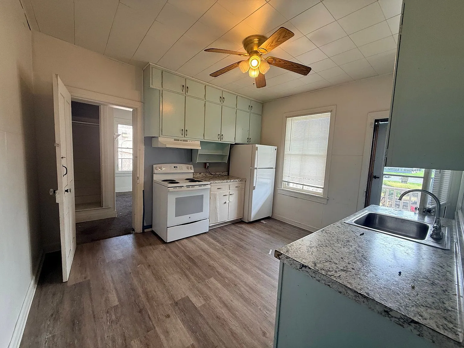 4 bed, 1.0 bath, $1,560 — Photo 3