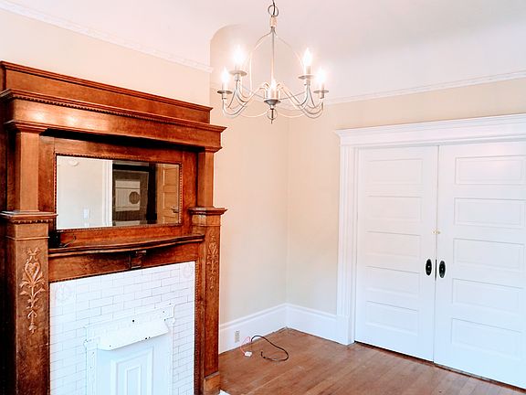 2nd image of 662 Clayton St APT 1