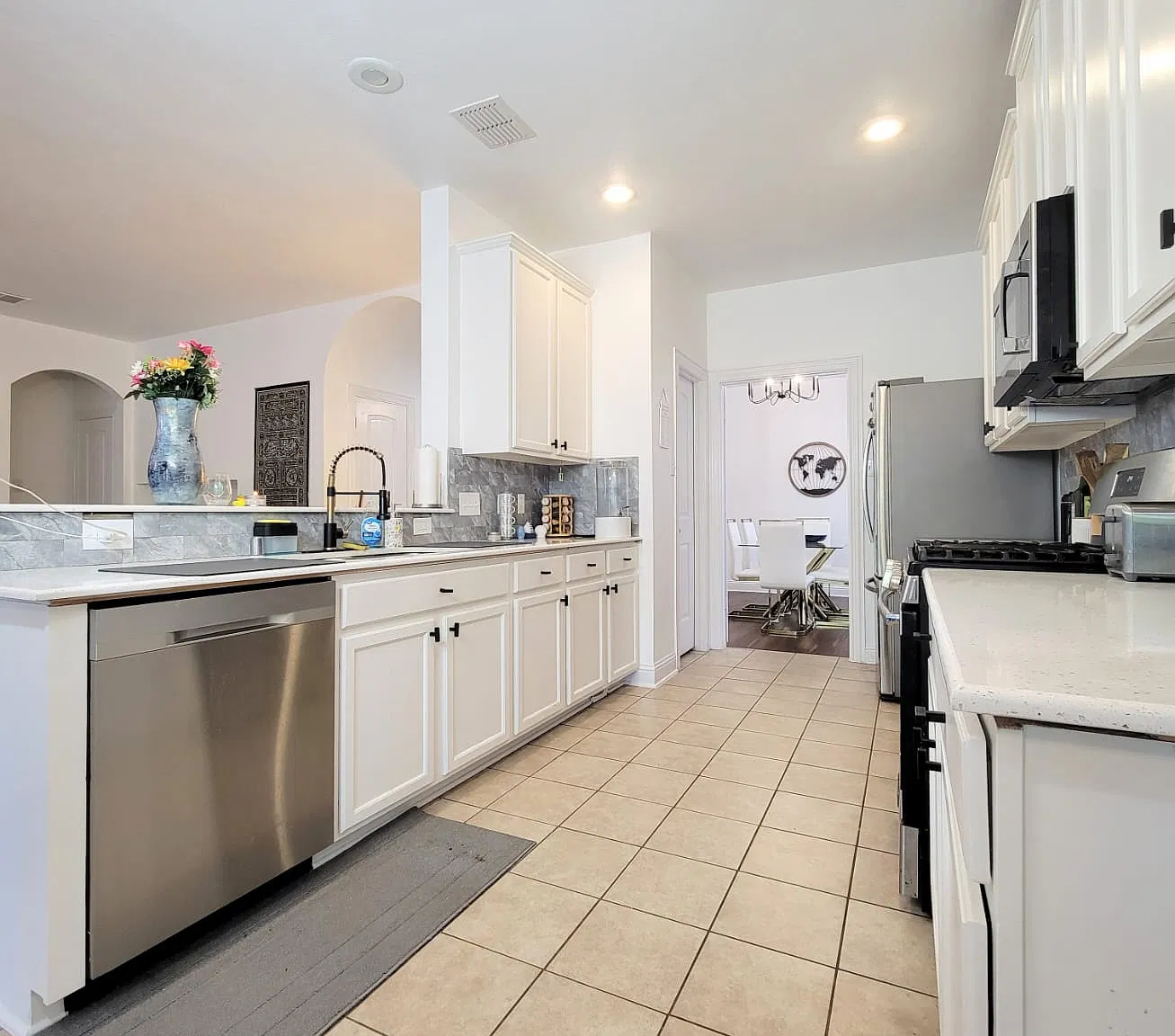 4 bed, 2925 sqft, $3,200 — Photo 4