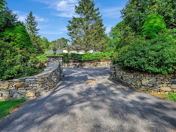 2nd image of 5 Vista Dr