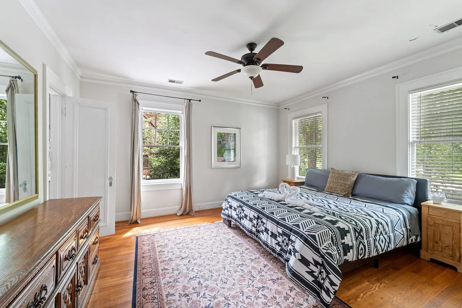 5 bed, 2.0 bath, 2734 sqft, $8,176 — Photo 3