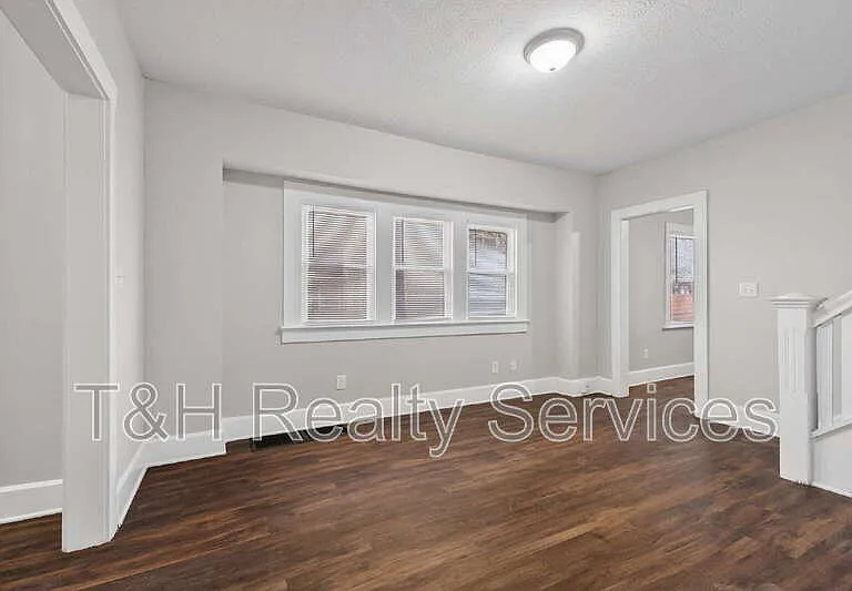 926 W 32nd St — Photo 8