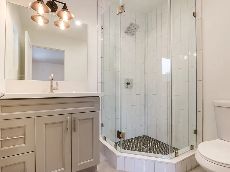 2042 N Alvarado St — Photo 16